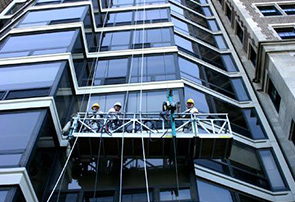 高樓建筑的防墜落設計能為建筑吊籃施工人員帶來哪些好處?